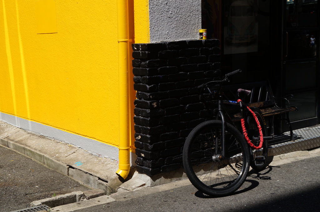 黄色の壁とその他少しの色