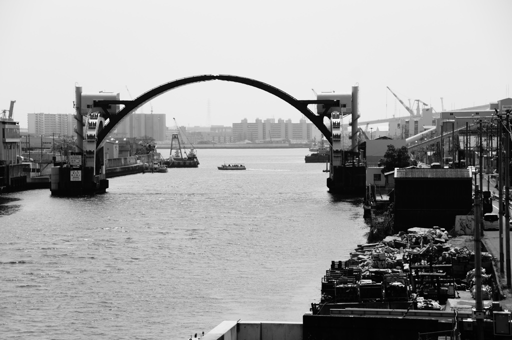 水門と渡し舟が見える風景