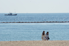 今はもう秋の海