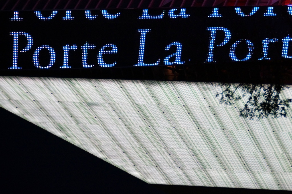 発光する構造体