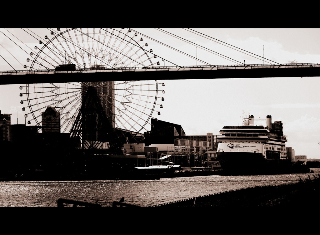 橋と観覧車と船の風景