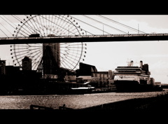 橋と観覧車と船の風景