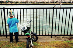 バイクで来た少年