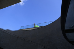 螺旋回廊と青いリンゴの間の夏空