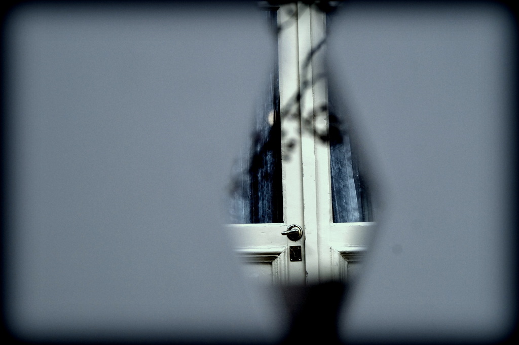 塀の向こうの扉