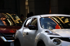 ウインドウは冬空の街角