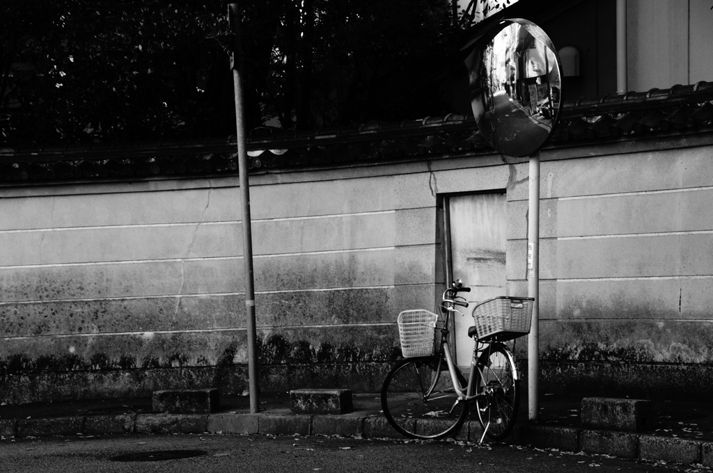 カーブミラーのある路地