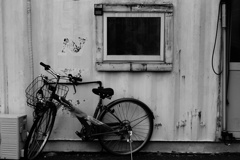 自転車と窓のある風景