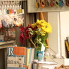 雑貨屋の店先