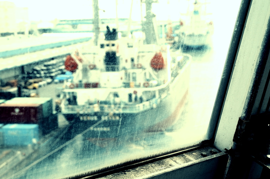 埠頭を見下ろす窓