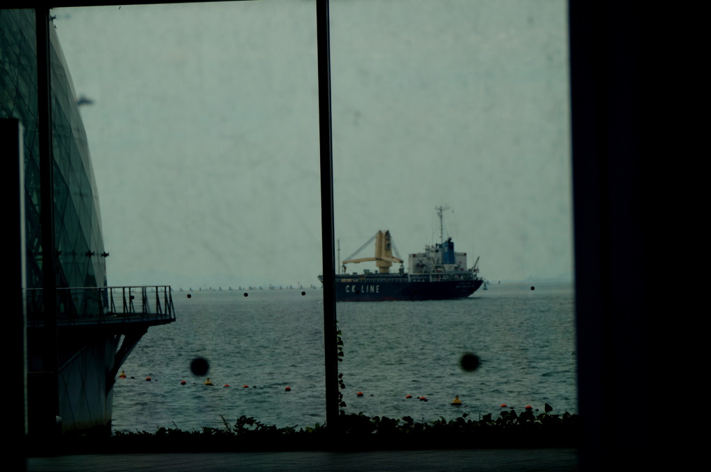 閉ざされた窓から船が見える