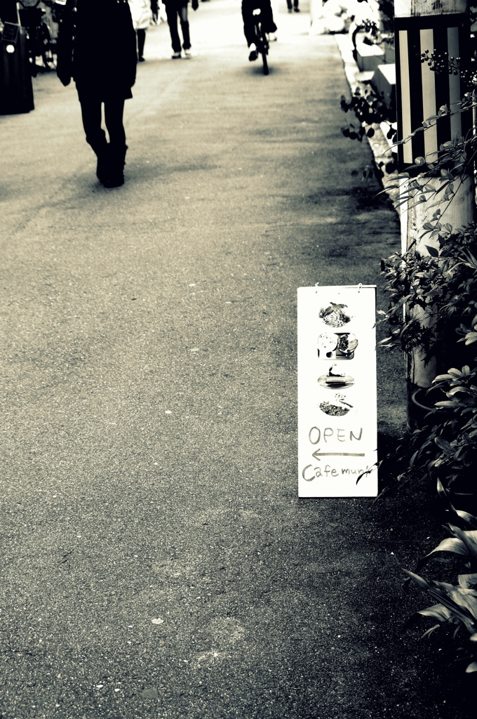 カフェは左へ（中崎町）
