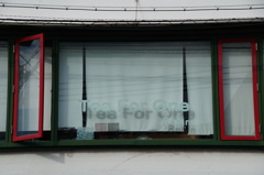 旧国道沿いの窓