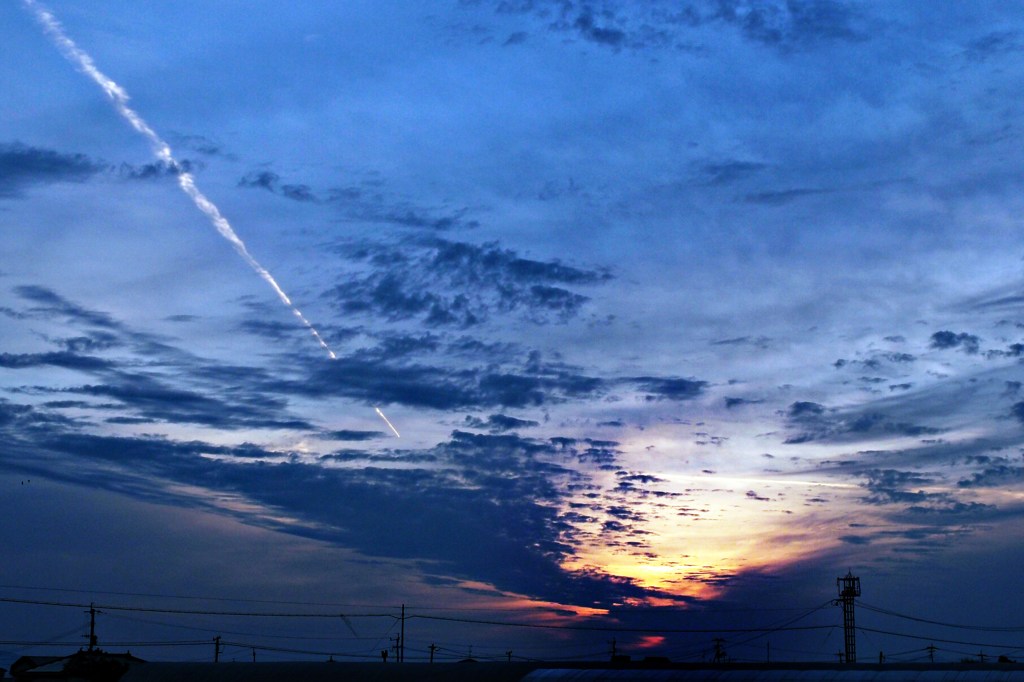 夜明けの飛行機雲
