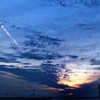 夜明けの飛行機雲