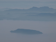 普賢岳山頂より談合島（湯島）を望む