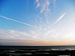 朝焼けの名残りの空に