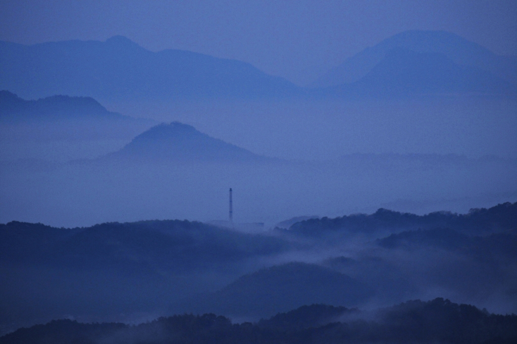 朝靄の山並み