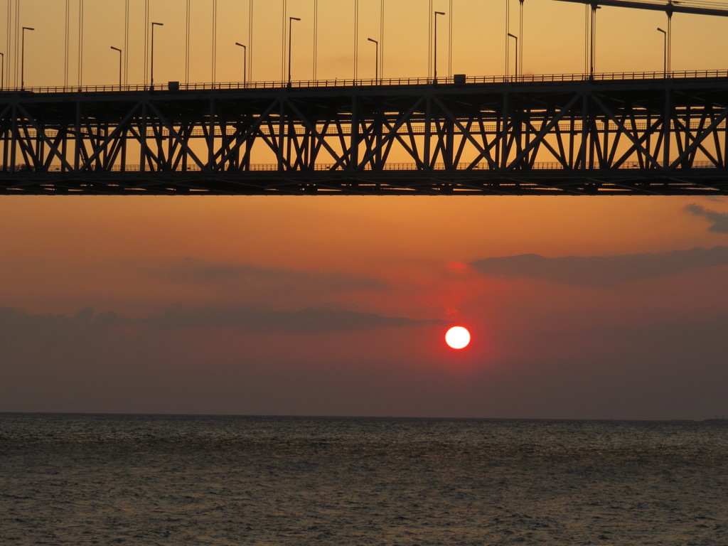 明石海峡大橋と夕日