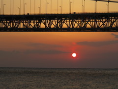 明石海峡大橋と夕日