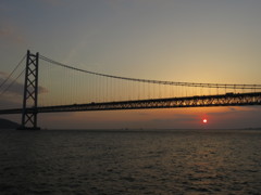 明石海峡大橋と夕日　遠景