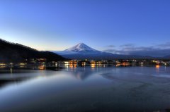 夜明け前の河口湖と富士山