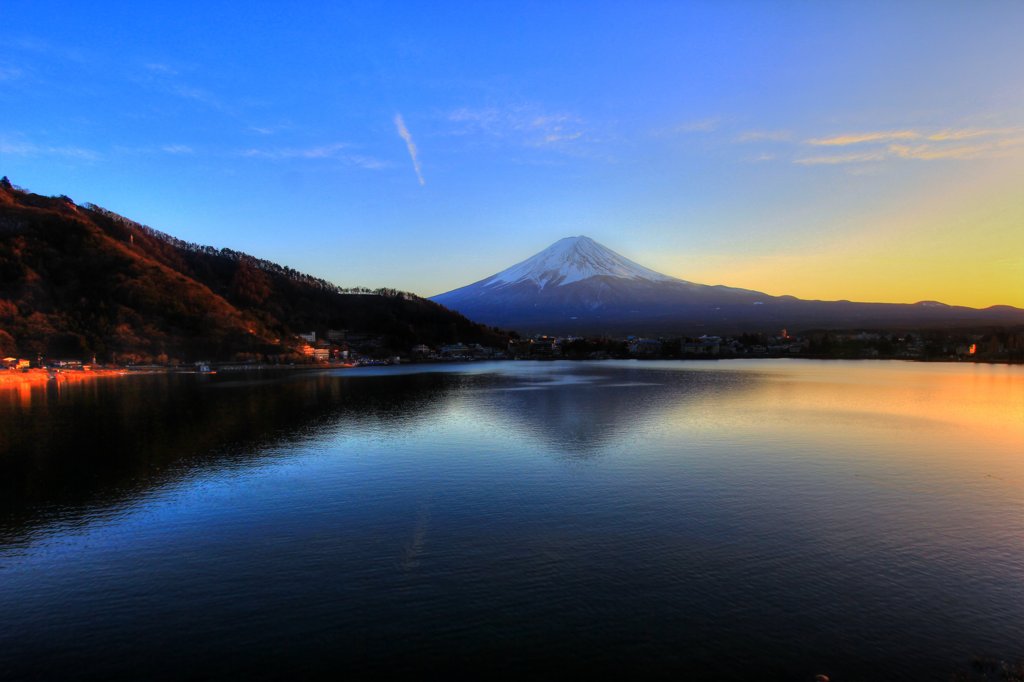 夕暮れの河口湖と富士山