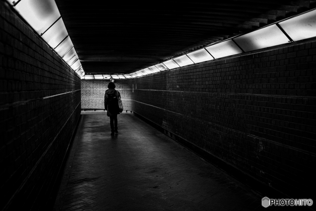 Woman going through the underpass♪