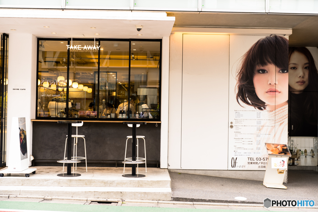 Two beautiful women go out♪