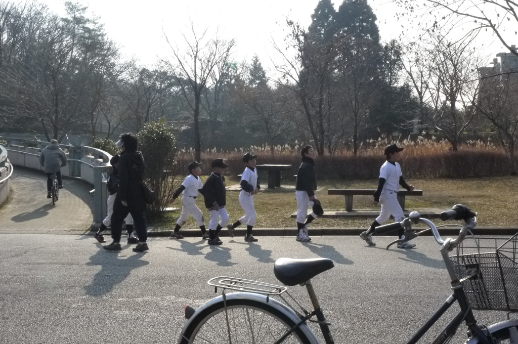 自転車と野球少年