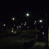 深い夜にとり残された光の点在