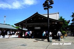 浅草寺　おみくじ売り場の観光客