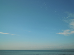 空の青、海の青