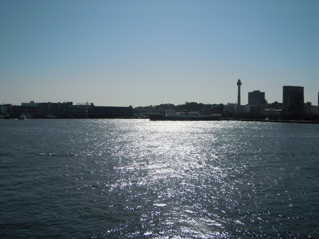 光る水面