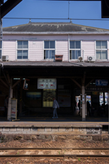 折尾駅舎と若松線（筑豊本線）ホーム