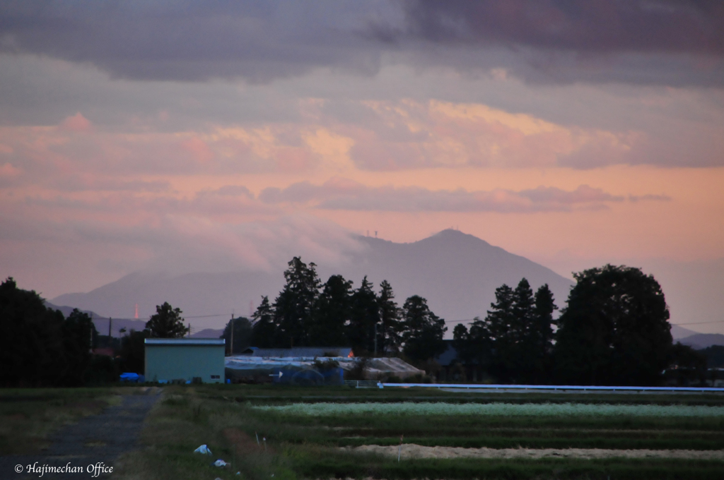 夕暮れの山