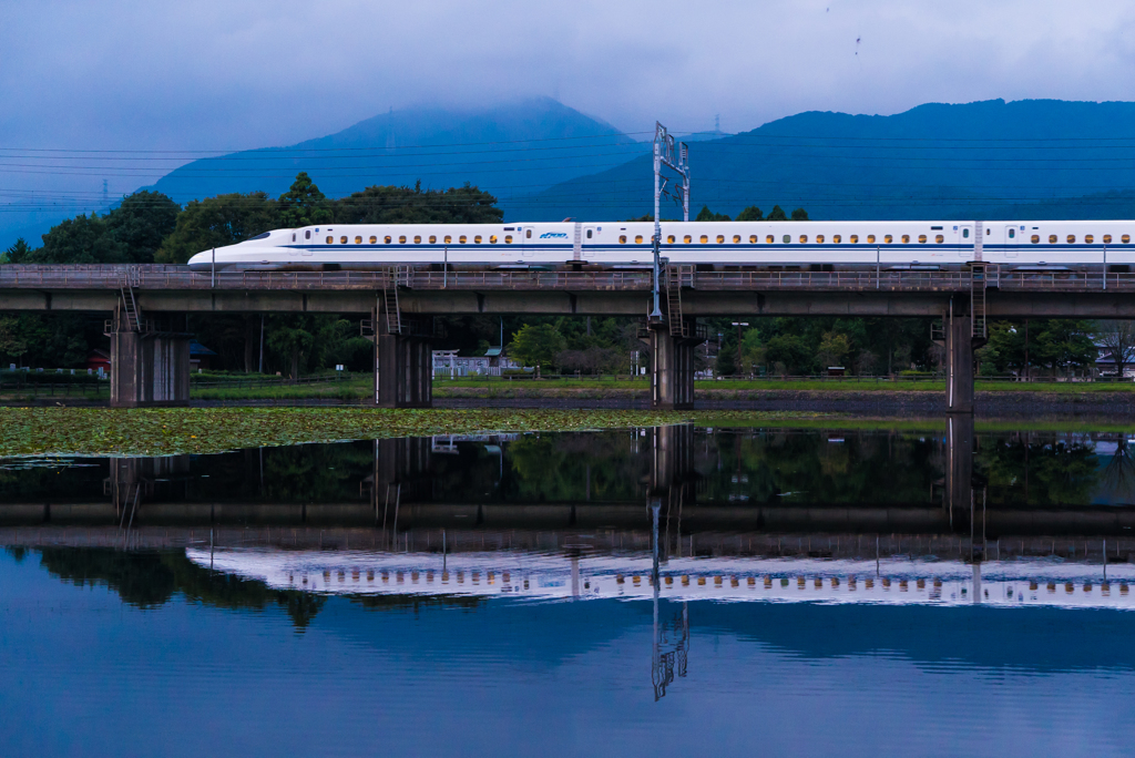 池を渡るN700