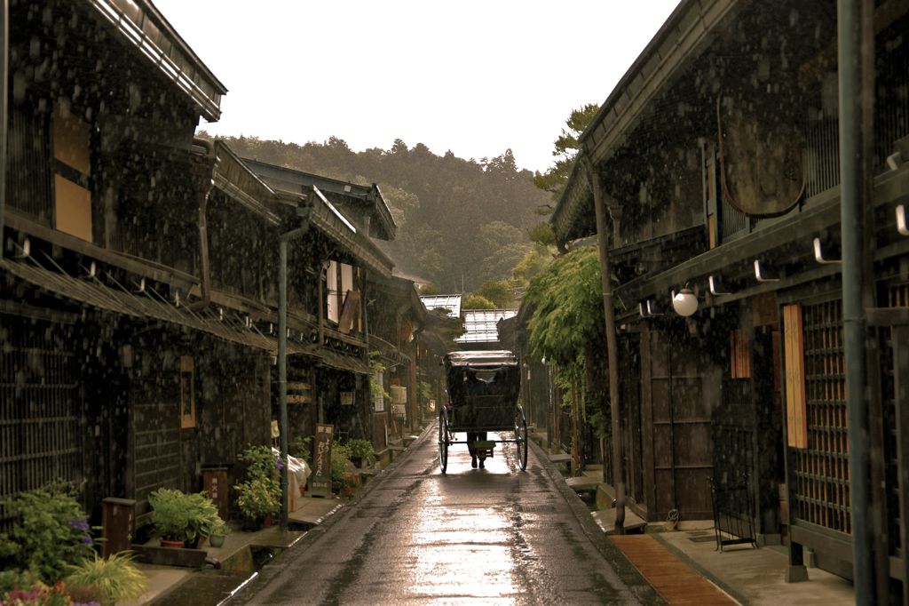 雨の高山