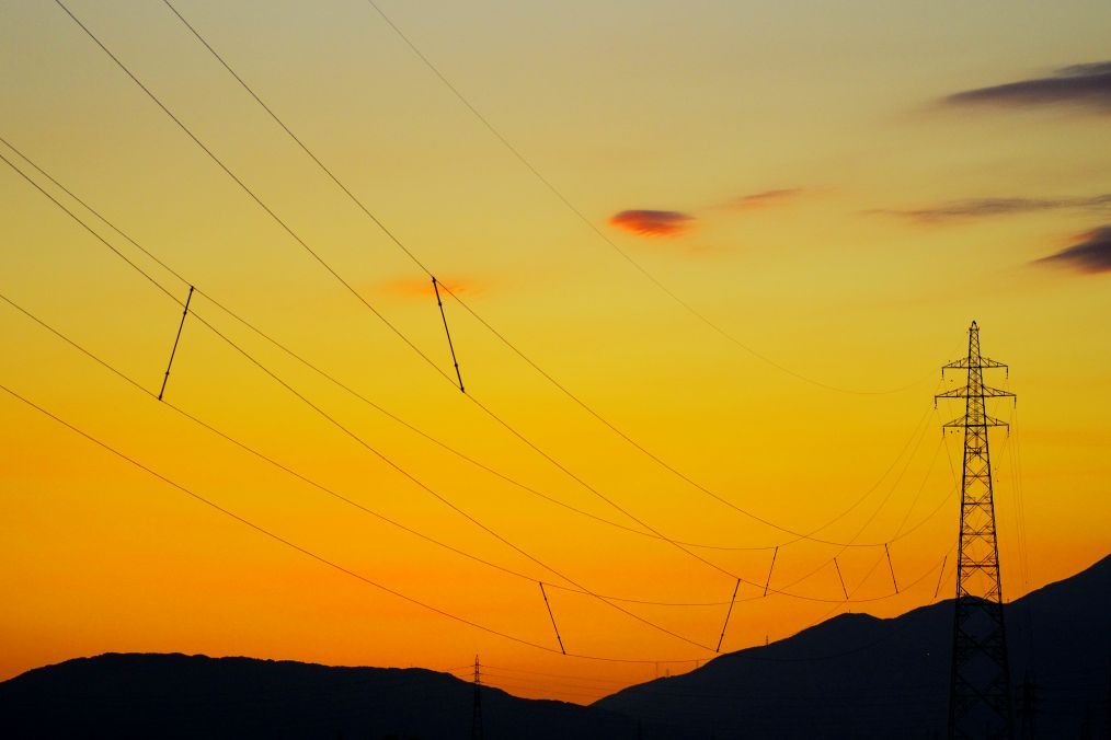 重そうな電線