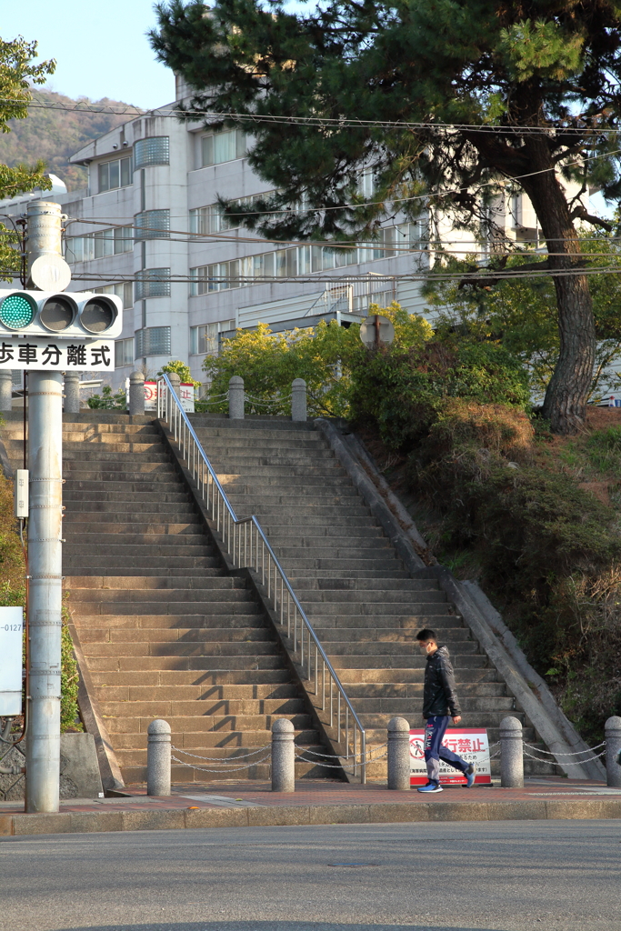 病院前の階段