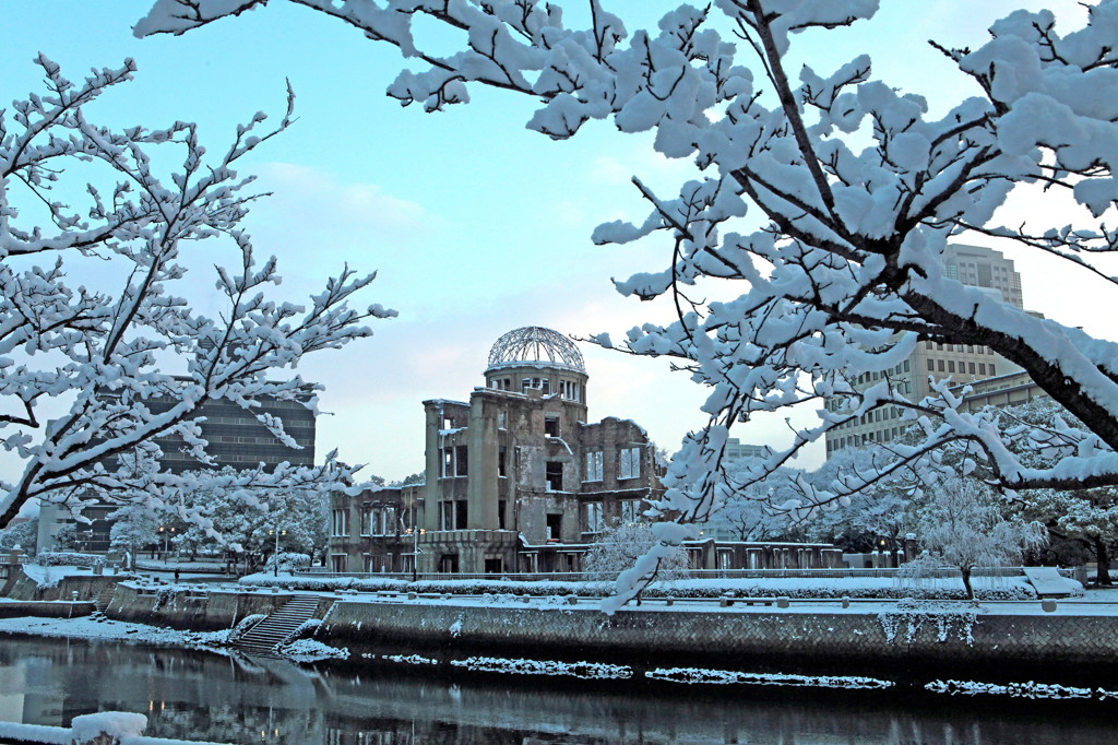 雪化粧の原爆ドーム