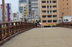 木造橋を渡る