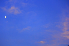 夕日に染まる雲と月