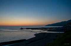 夕焼けと灯台　１