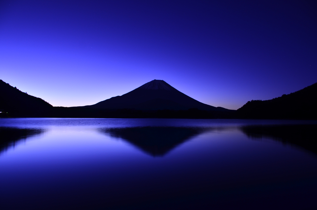 AM05：26：41の精進湖と富士山