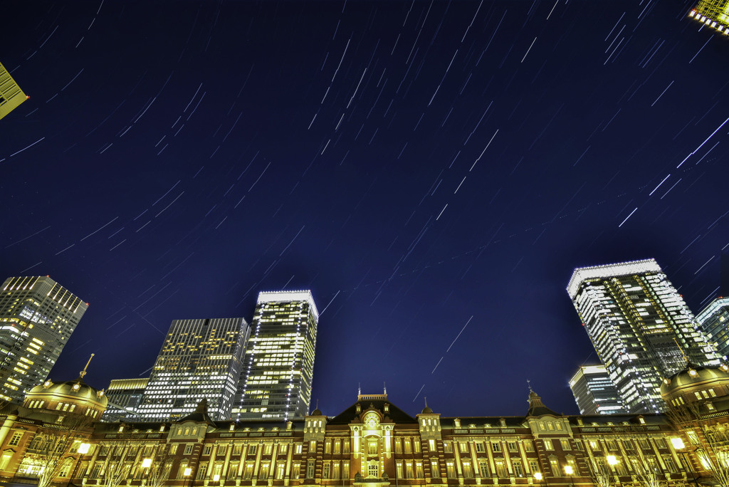 東京駅の夜空