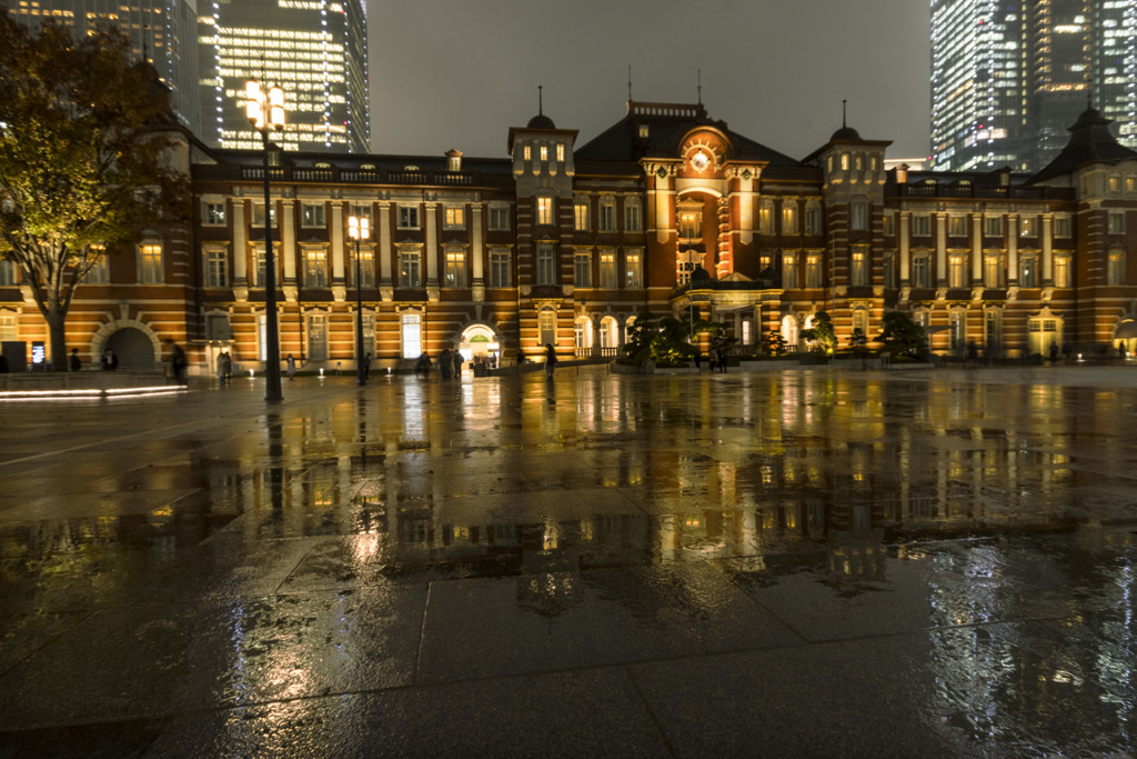 雨の東京駅前