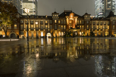 雨の東京駅前