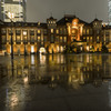 雨の東京駅前