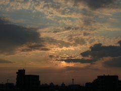 雲に隠れた朝日